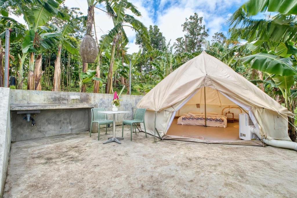 Zahrada ubytování Kalikasan Glamping Resort near Manila with Overlooking Pool and Starlink