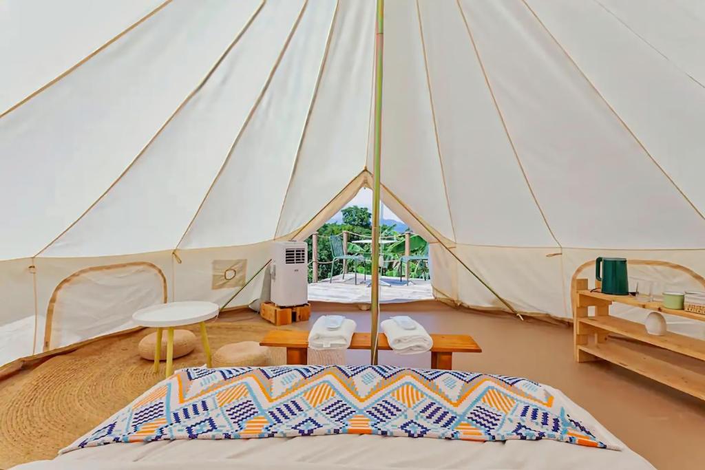 Postel nebo postele na pokoji v ubytování Kalikasan Glamping Resort near Manila with Overlooking Pool and Starlink