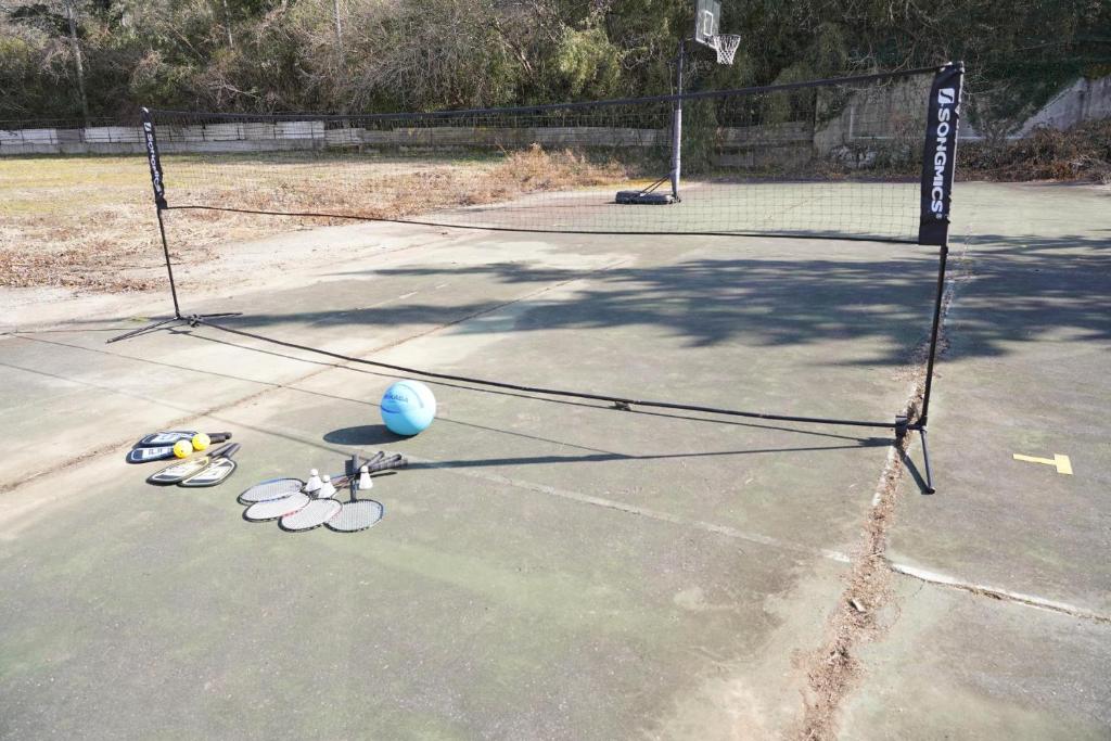 Tenis a/nebo squash v ubytování しまなみ宿Gyoku nebo okolí