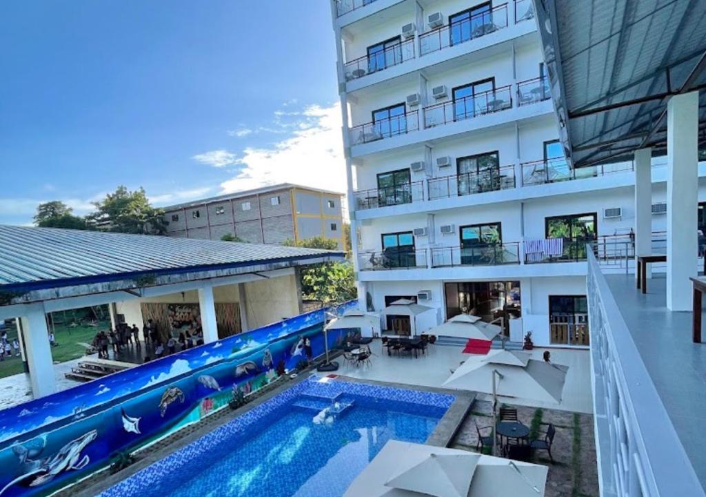 Bazén v ubytování Ocean Star Hotel Coron nebo v jeho okolí