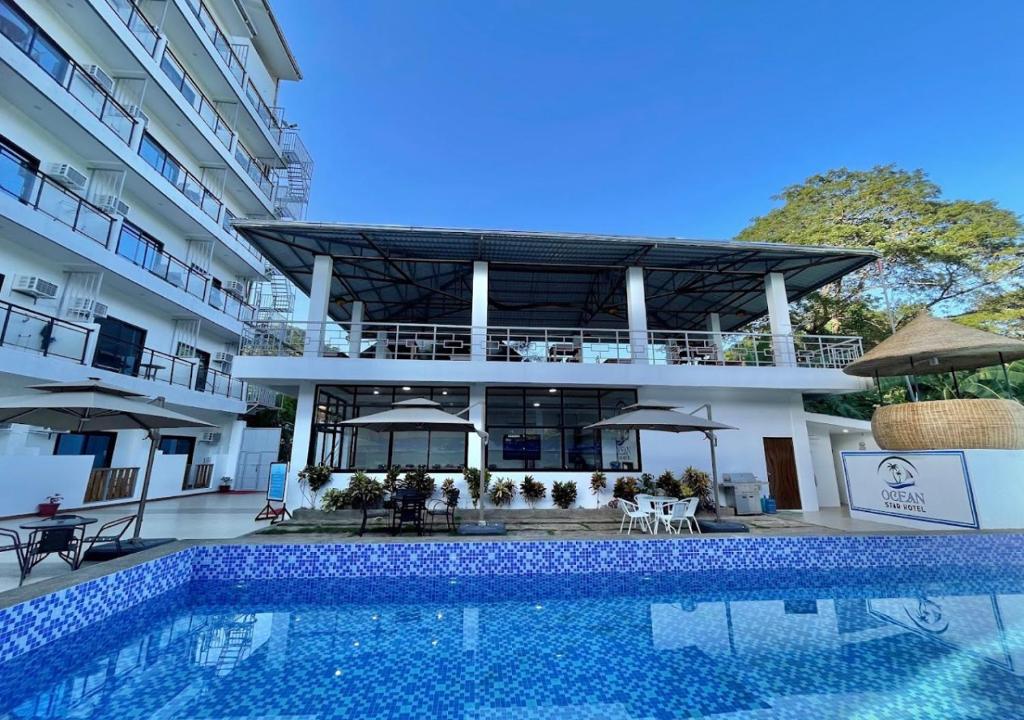 Bazén v ubytování Ocean Star Hotel Coron nebo v jeho okolí