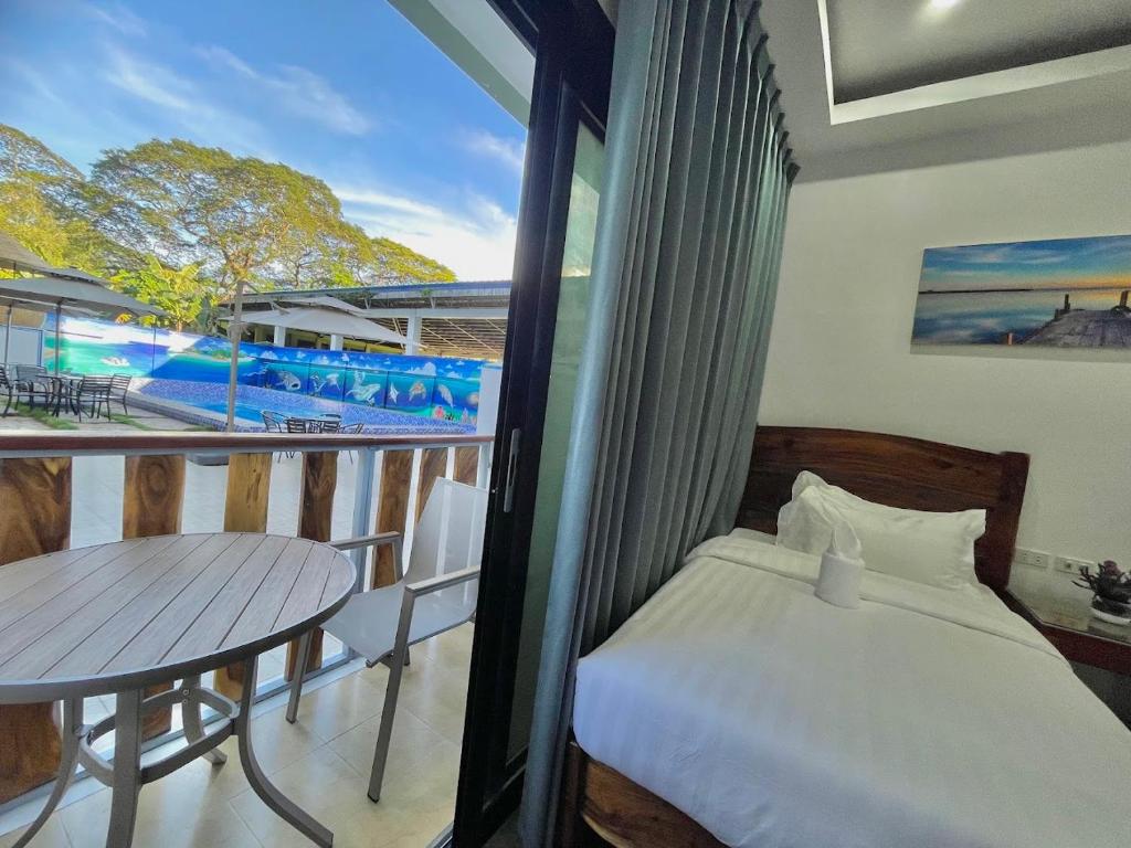 Postel nebo postele na pokoji v ubytování Ocean Star Hotel Coron