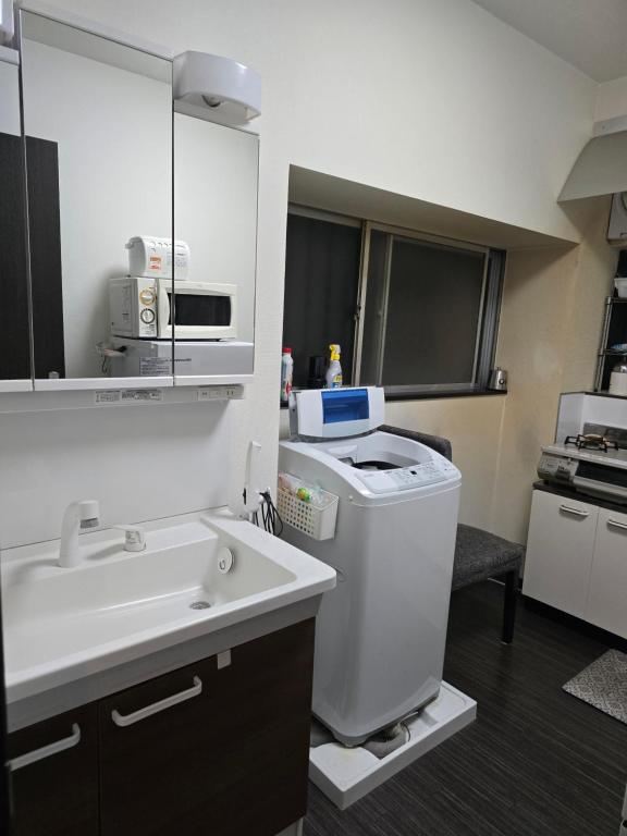 Kuchyň nebo kuchyňský kout v ubytování NINN102 - Osaka Itami Airport Guest House 大阪国際空港 伊丹空港 ITM ゲストハウス ニン