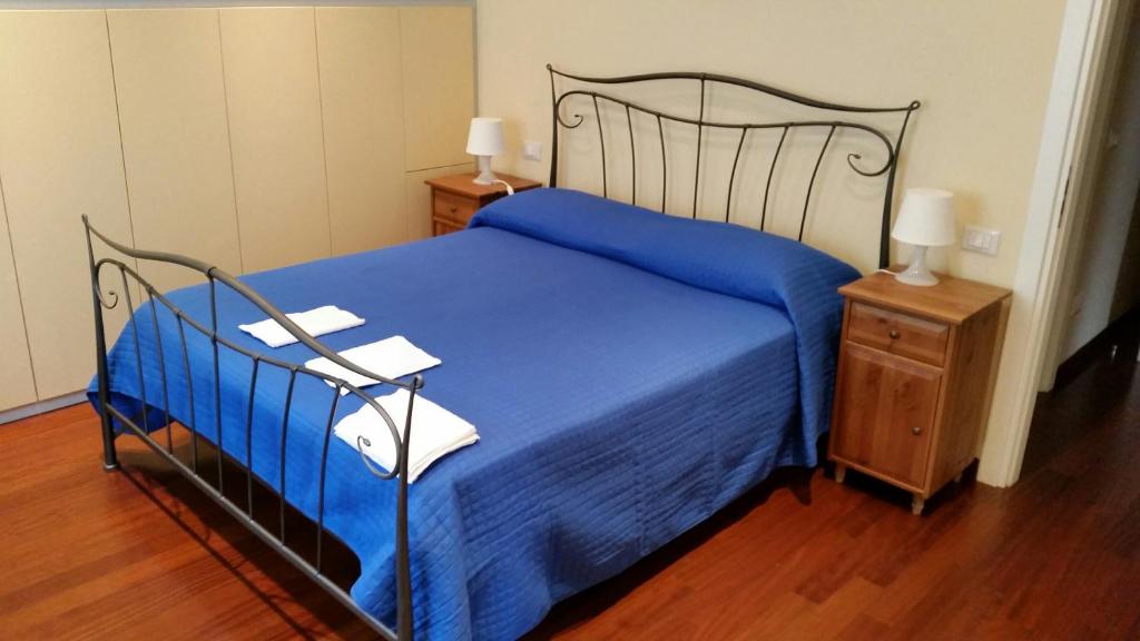 ラ・スペツィアにあるRicciardi Houseのベッドルーム1室(青いベッド1台付)