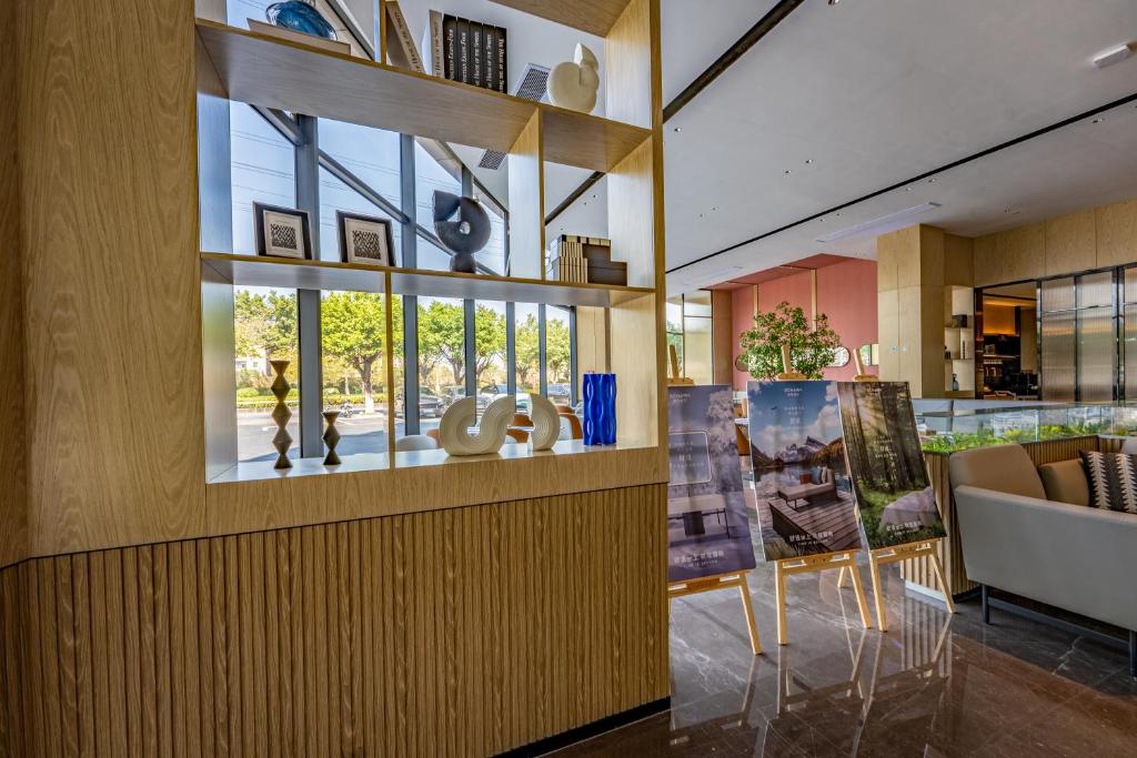 Posezení v ubytování Echarm International Hotel Guangzhou Baiyun International Airport Qingbu Metro Branch - Free Deliver Service to Guangzhou Baiyun International Airport & Free Deliver Service to Canton Fair Complex During Canton Fair Period