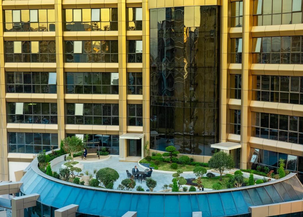 Bazén v ubytování Echarm International Hotel Guangzhou Baiyun International Airport Qingbu Metro Branch - Free Deliver Service to Guangzhou Baiyun International Airport & Free Deliver Service to Canton Fair Complex During Canton Fair Period nebo v jeho okolí