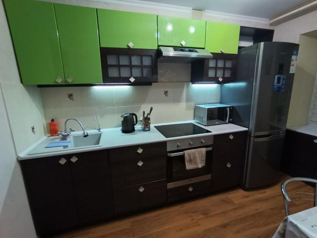 Kuchyň nebo kuchyňský kout v ubytování Двухкомнатные апартаменты на Гоголя