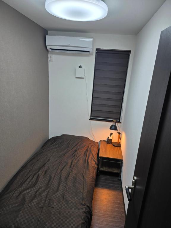 Postel nebo postele na pokoji v ubytování NINN102 - Osaka Itami Airport Guest House 大阪国際空港 伊丹空港 ITM ゲストハウス ニン