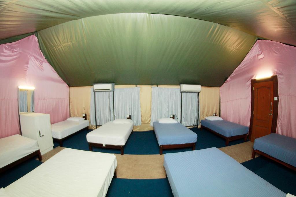Postel nebo postele na pokoji v ubytování Traveler's Haven Hostel at Colombo Intl Airport
