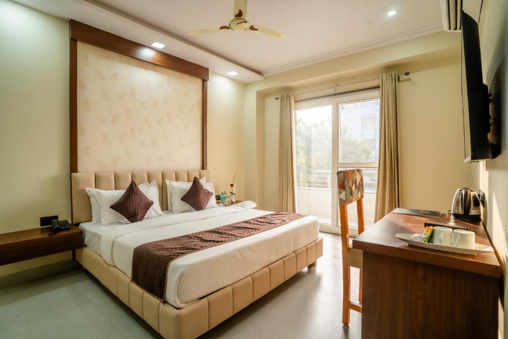 Ένα ή περισσότερα κρεβάτια σε δωμάτιο στο Hotel SGI - Jaipur Airport Hotel