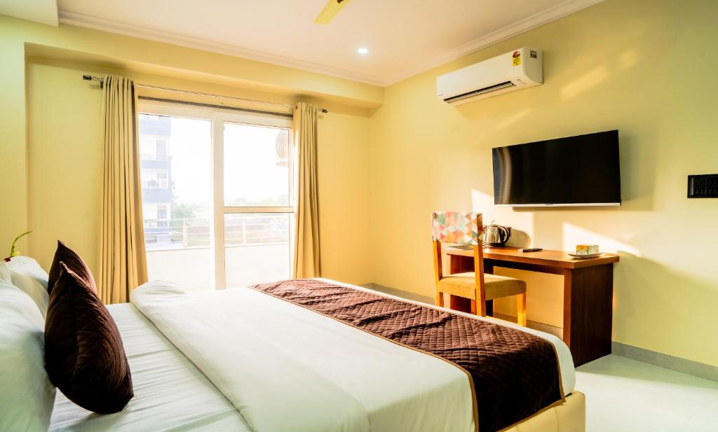 Μια τηλεόραση ή/και κέντρο ψυχαγωγίας στο Hotel SGI - Jaipur Airport Hotel
