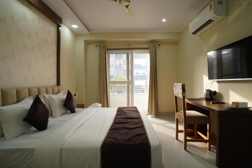 Ένα ή περισσότερα κρεβάτια σε δωμάτιο στο Hotel SGI - Jaipur Airport Hotel