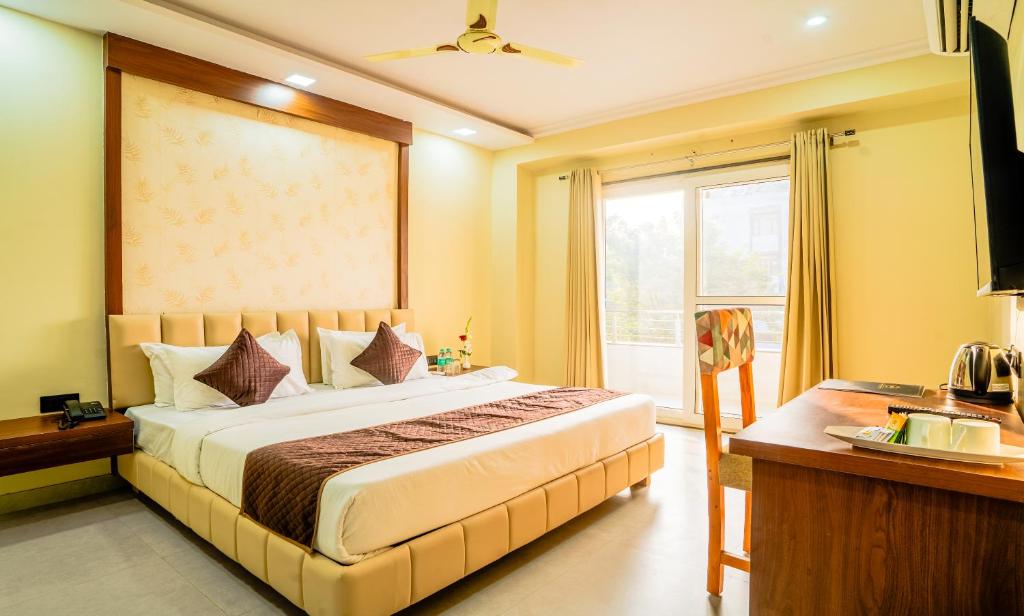 Postel nebo postele na pokoji v ubytování Hotel SGI - Jaipur Airport Hotel