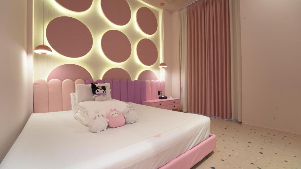 Postel nebo postele na pokoji v ubytování Almond Kids Poolvilla Nampo