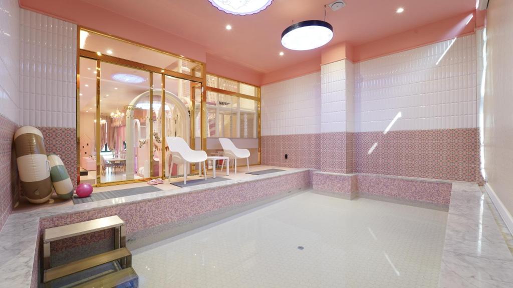 Koupelna v ubytování Almond Kids Poolvilla Nampo