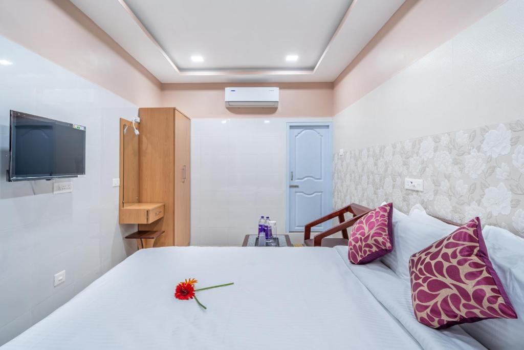 Postel nebo postele na pokoji v ubytování Sam Residency