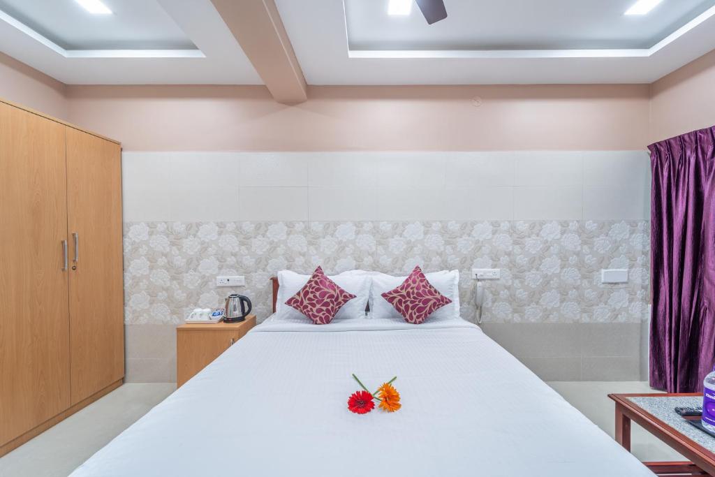 Postel nebo postele na pokoji v ubytování Sam Residency