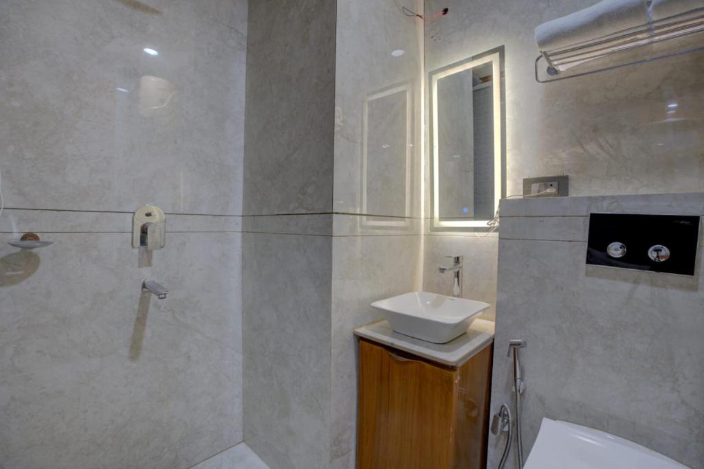 A bathroom at Platinum Service Apartment DLF Phase 3 Cyber City
