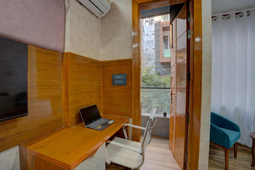 A television and/or entertainment centre at Platinum Service Apartment DLF Phase 3 Cyber City