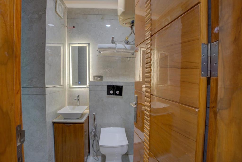 A bathroom at Platinum Service Apartment DLF Phase 3 Cyber City
