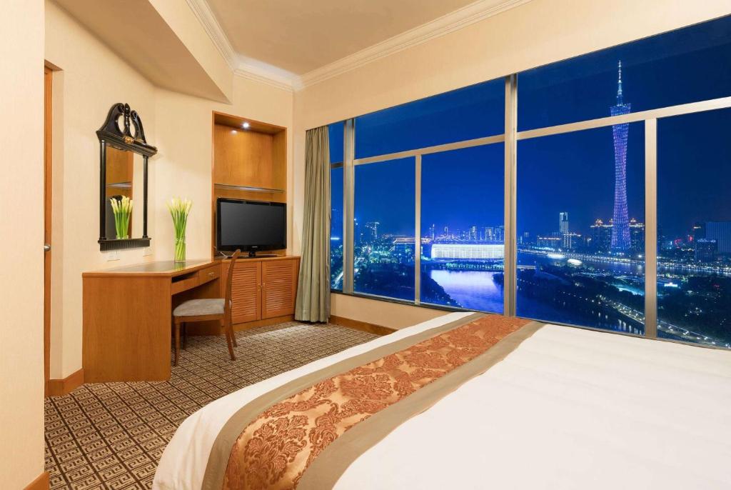 Postel nebo postele na pokoji v ubytování Ramada by Wyndham Pearl Guangzhou-Canton Fair Free Shuttle Bus