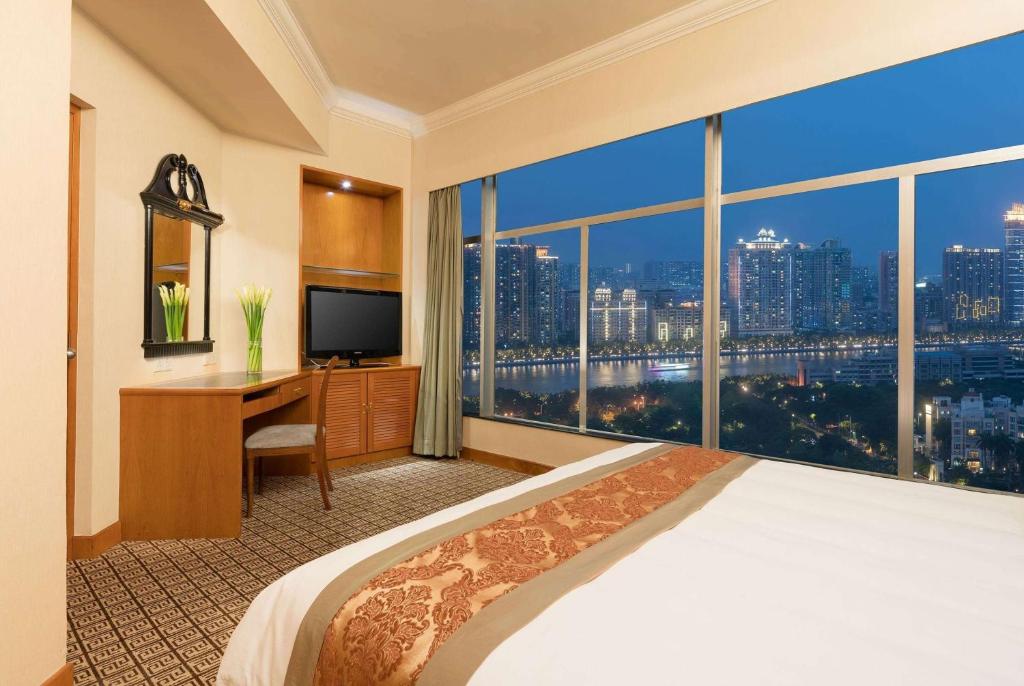 Postel nebo postele na pokoji v ubytování Ramada by Wyndham Pearl Guangzhou-Canton Fair Free Shuttle Bus