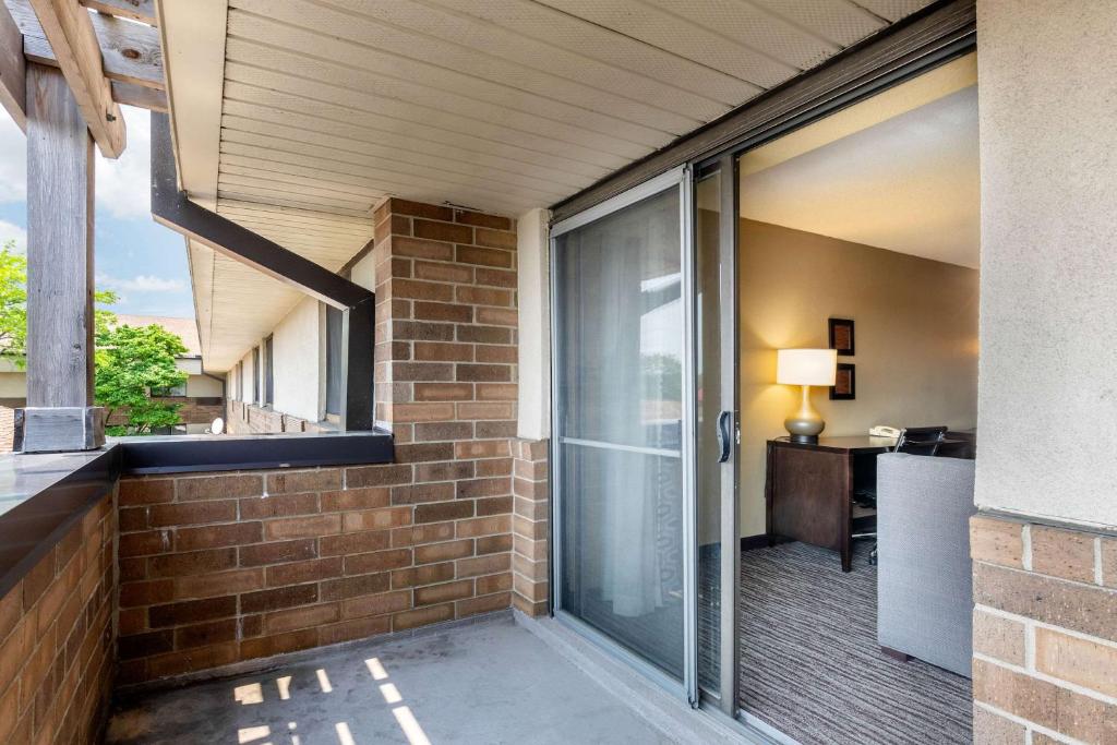 Suburban Studios Arlington Heights Elk Grove - One-Bedroom Suite With Sofa Bed