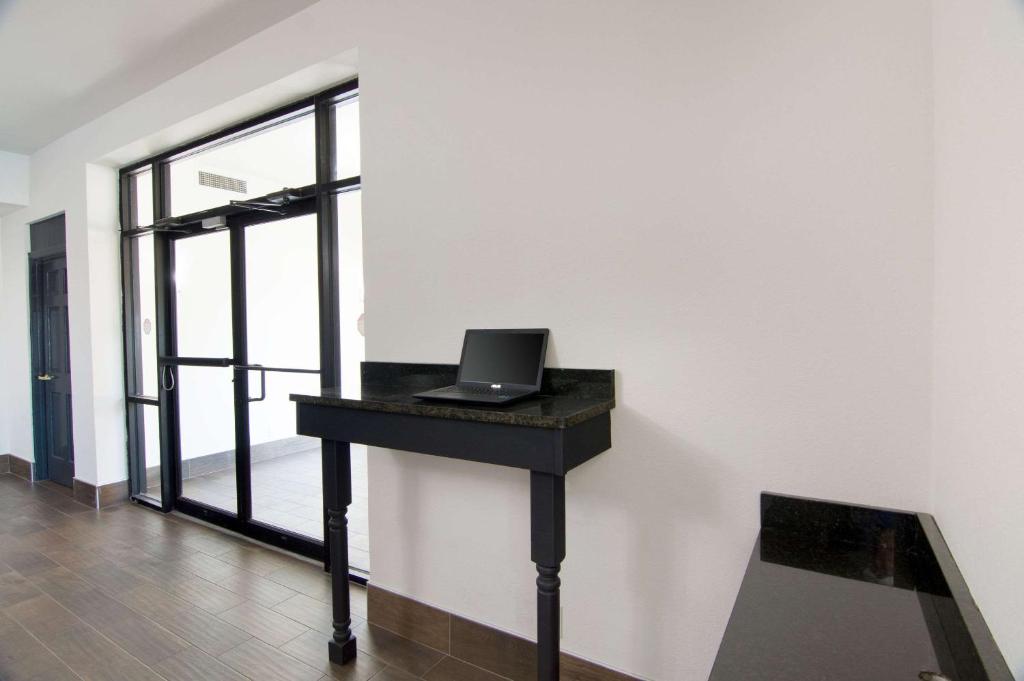 TV a/nebo společenská místnost v ubytování Quality Inn Amarillo I-40 East