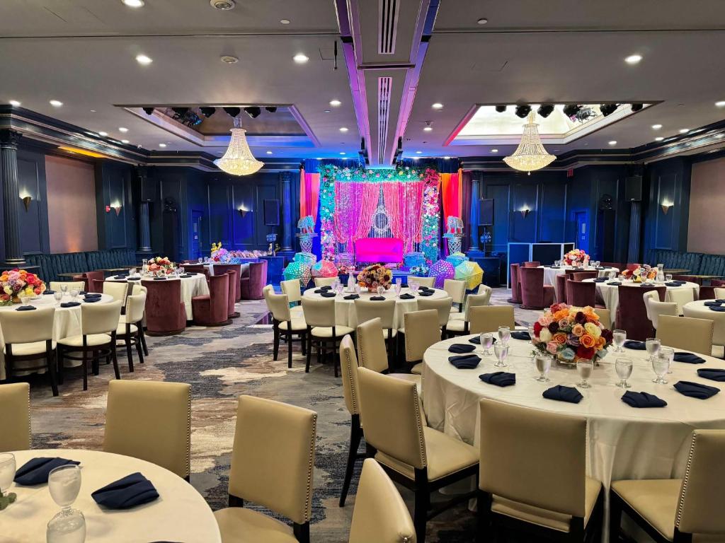 Restaurace v ubytování The Roslyn, Tapestry Collection by Hilton