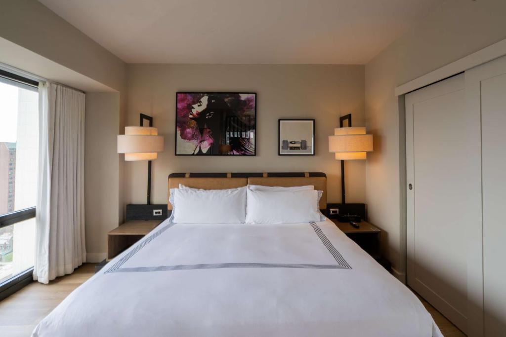 Postel nebo postele na pokoji v ubytování Thompson Chicago, by Hyatt
