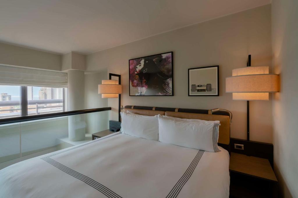 Postel nebo postele na pokoji v ubytování Thompson Chicago, by Hyatt