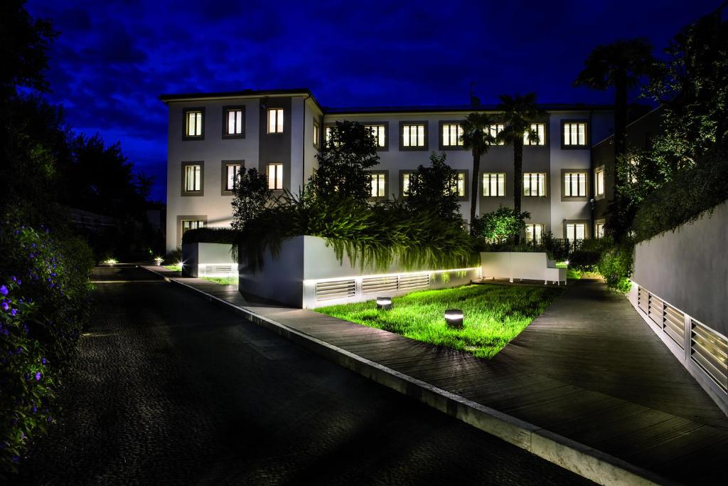 budynek w nocy z ogrodem przed nim w obiekcie Hotel Il Cantico St. Peter w Rzymie