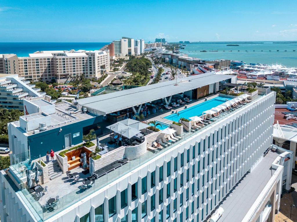Bazén v ubytování Canopy By Hilton Cancun La Isla nebo v jeho okolí