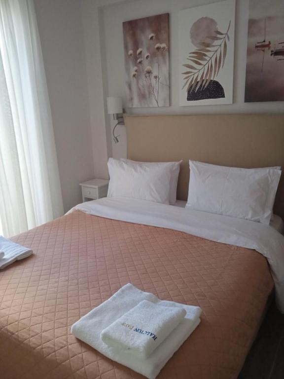 Postel nebo postele na pokoji v ubytování Halcyon Days Maisonettes Nafpaktos