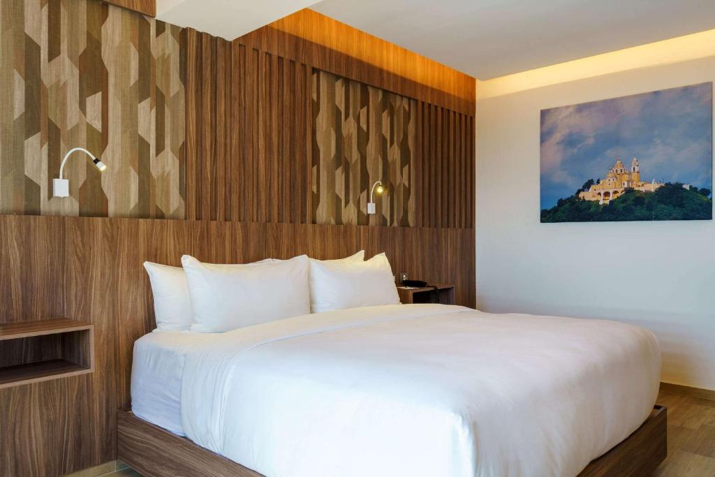 Postel nebo postele na pokoji v ubytování Radisson Puebla Angelopolis