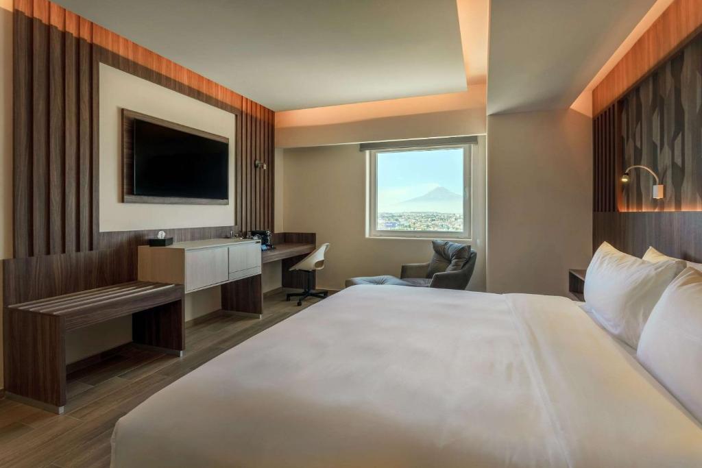 TV a/nebo společenská místnost v ubytování Radisson Puebla Angelopolis