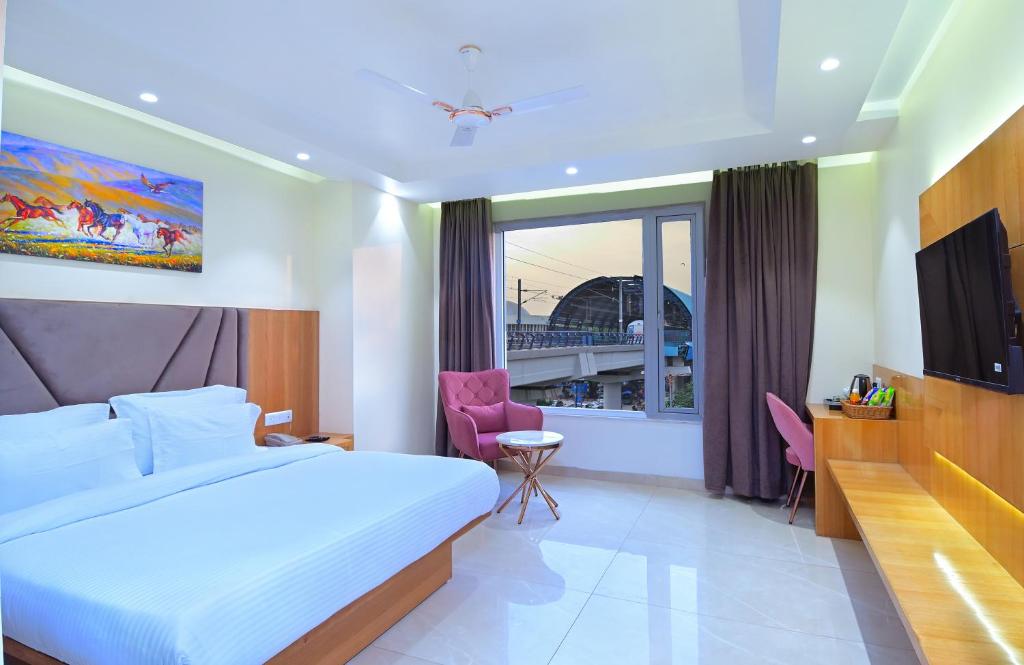 a hotel room with a bed and a window at HOTEL SHANDON-2 Mins From Connaught Place in New Delhi