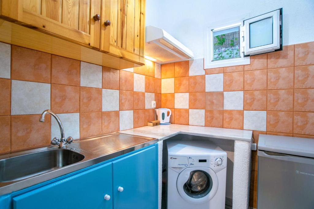 Kuchyň nebo kuchyňský kout v ubytování Kontaratos Studios & Apartments