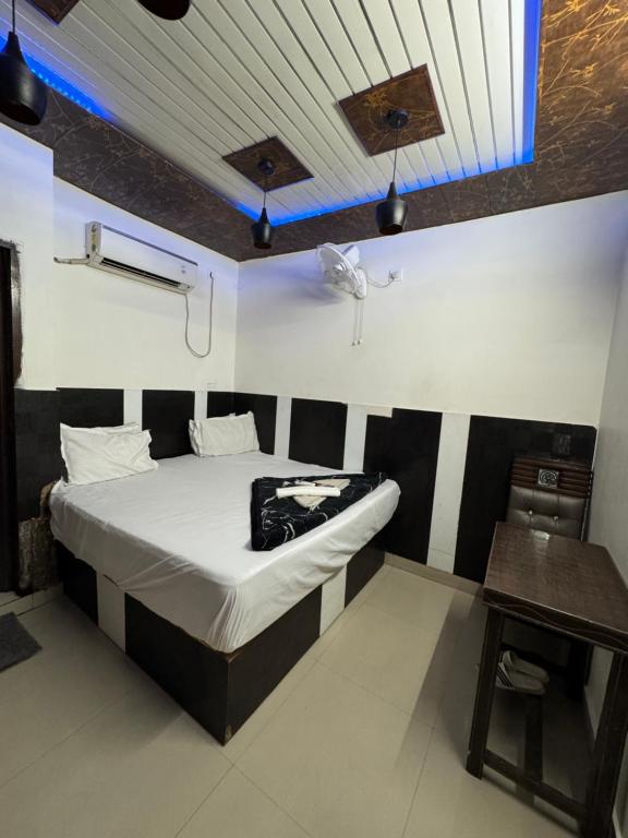 Postel nebo postele na pokoji v ubytování Hotel RedBee