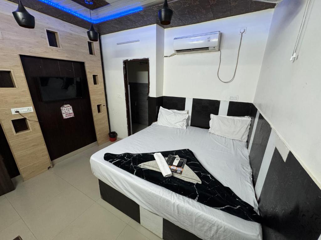 Postel nebo postele na pokoji v ubytování Hotel RedBee