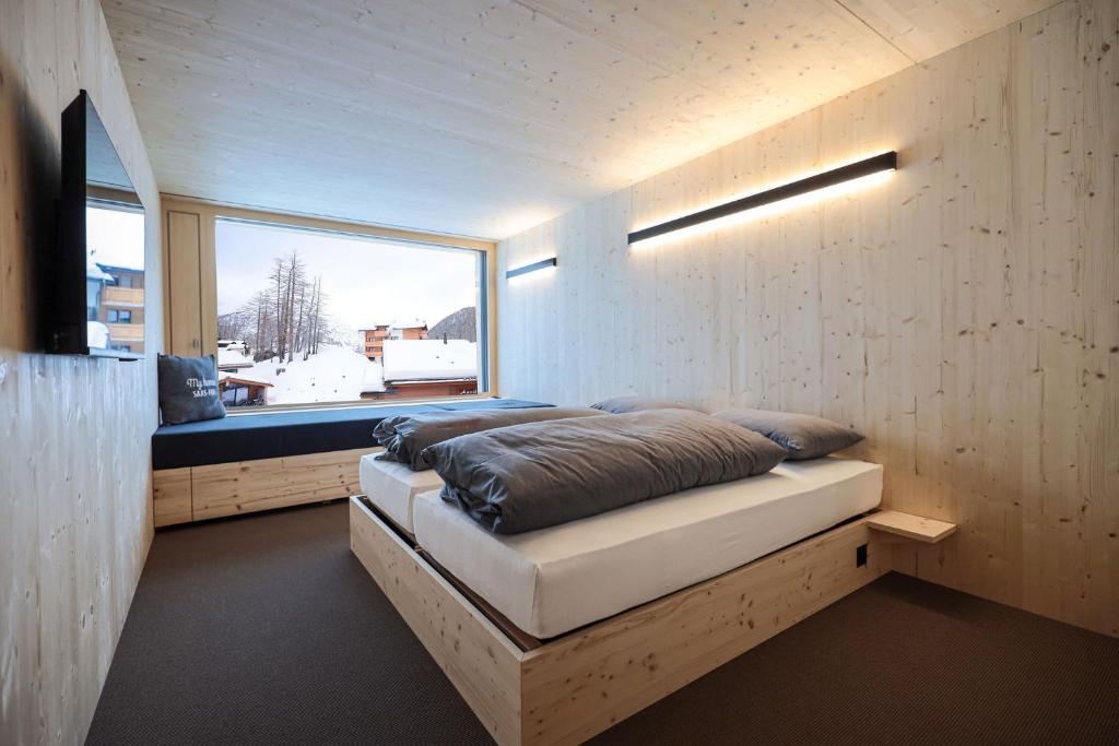Postel nebo postele na pokoji v ubytování Revier Mountain Lodge Saas-Fee