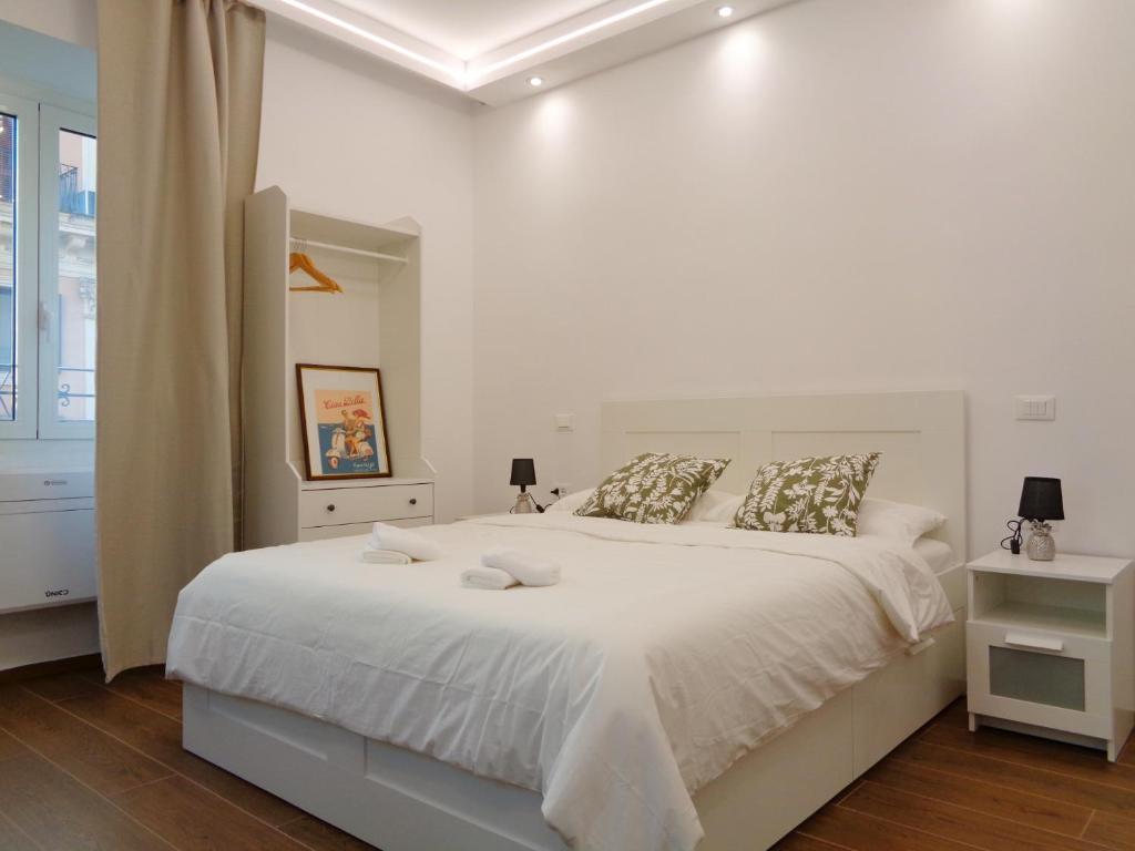 Una cama o camas en una habitación de Jumbo Inn