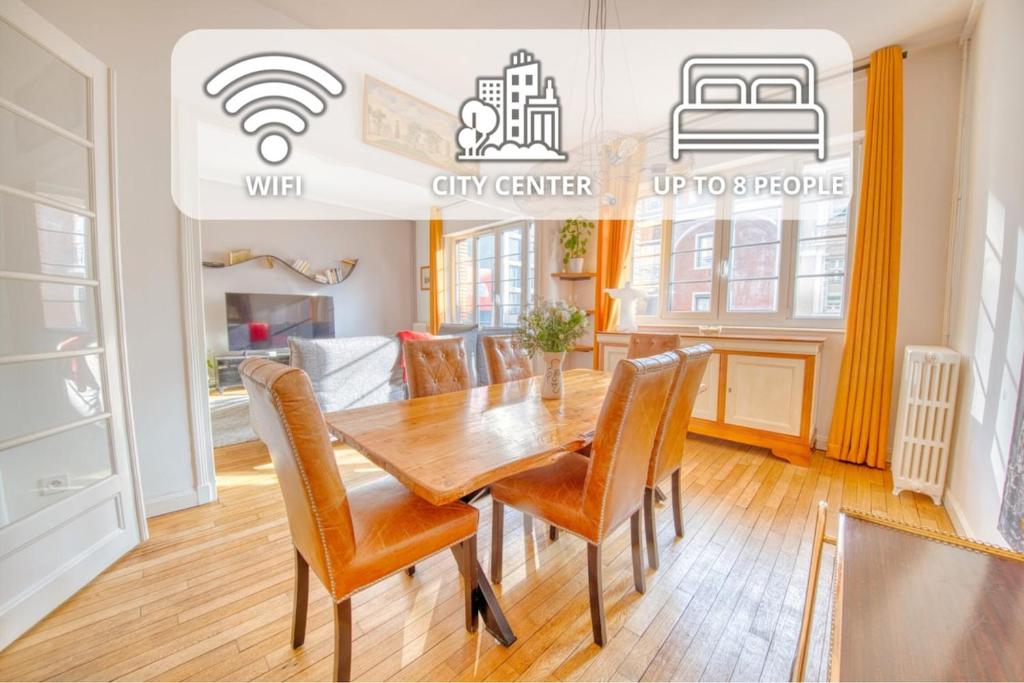 ein Esszimmer mit einem Holztisch und Stühlen in der Unterkunft Excellence - 4 bedrooms in Reims