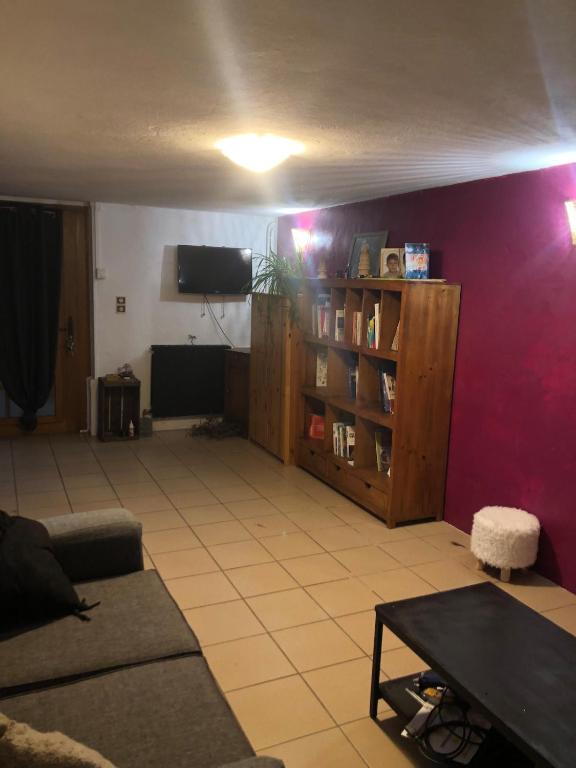 un salon avec un canapé et une table dans l'établissement Pretty townhouse, à Gap