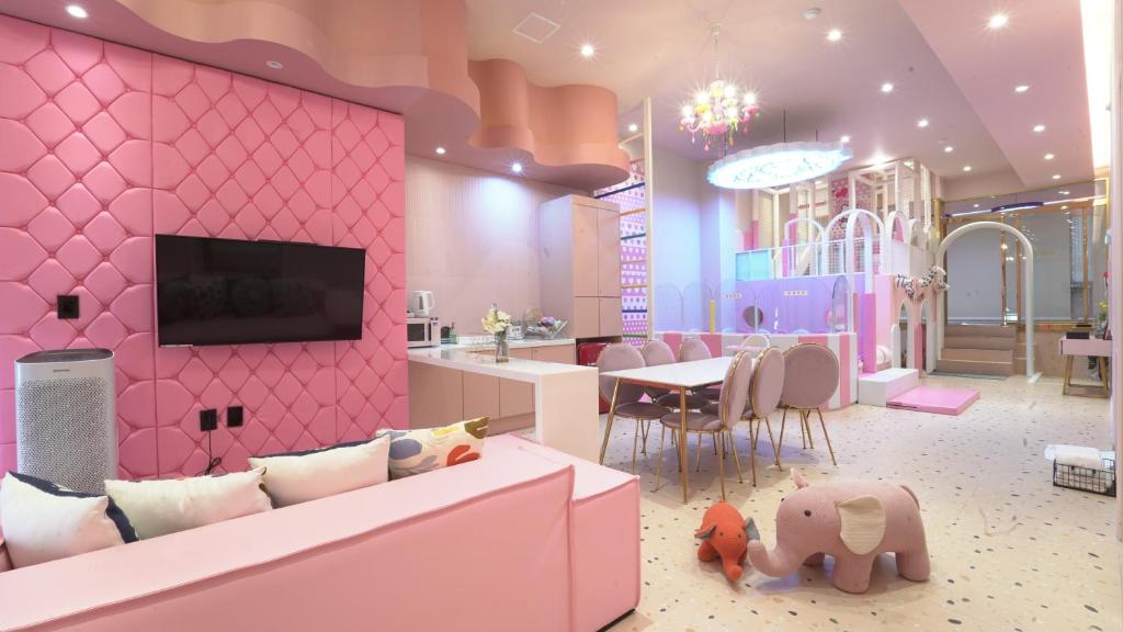TV a/nebo společenská místnost v ubytování Almond Kids Poolvilla Nampo