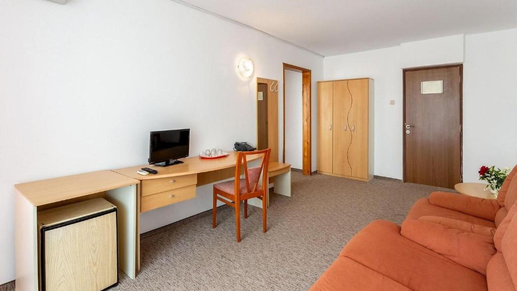 TV a/nebo společenská místnost v ubytování Hotel AquaPark Balada Saturn - ULTRA ALL INCLUSIVE