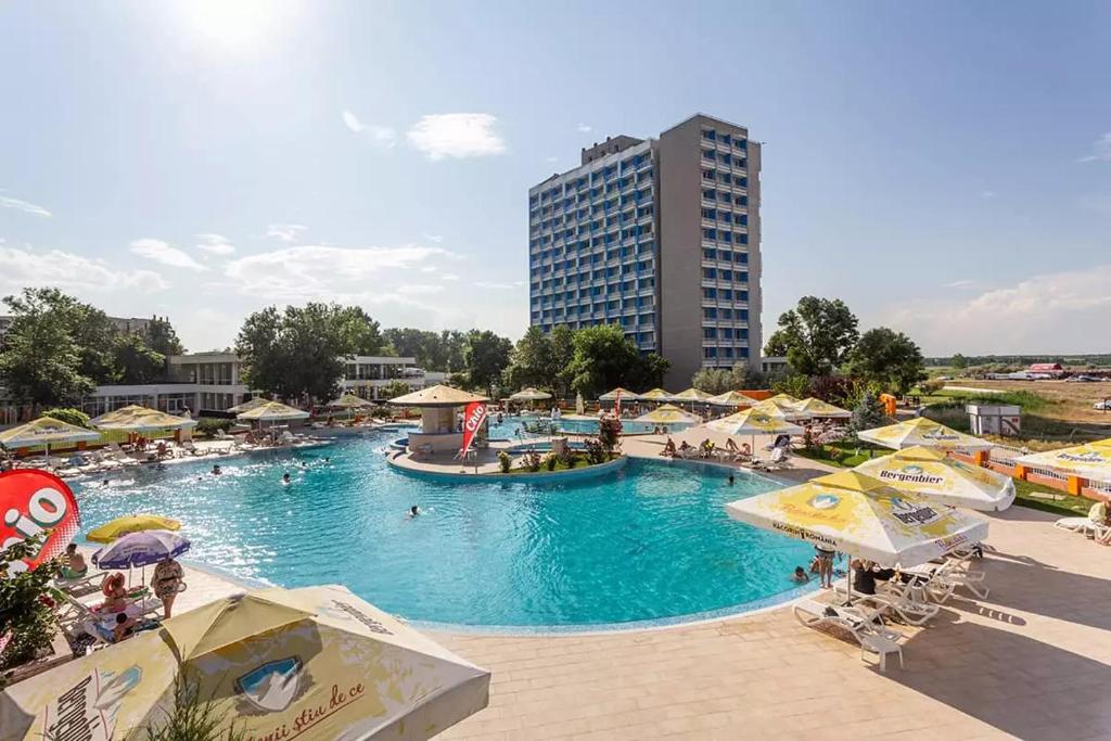 Bazén v ubytování Hotel AquaPark Balada Saturn - ULTRA ALL INCLUSIVE nebo v jeho okolí