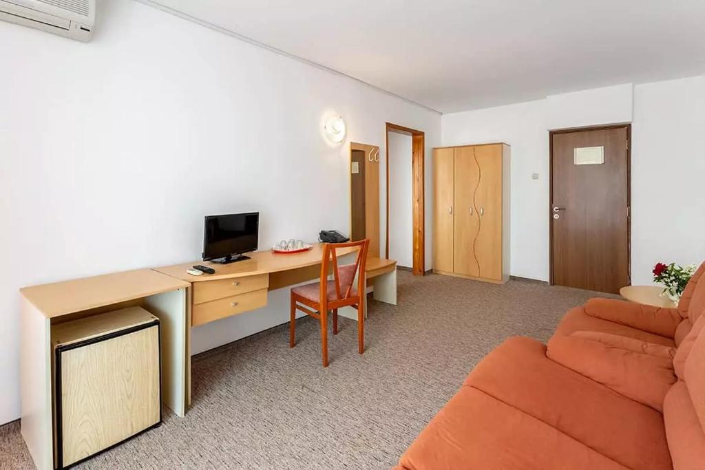 TV a/nebo společenská místnost v ubytování Hotel AquaPark Balada Saturn - ULTRA ALL INCLUSIVE