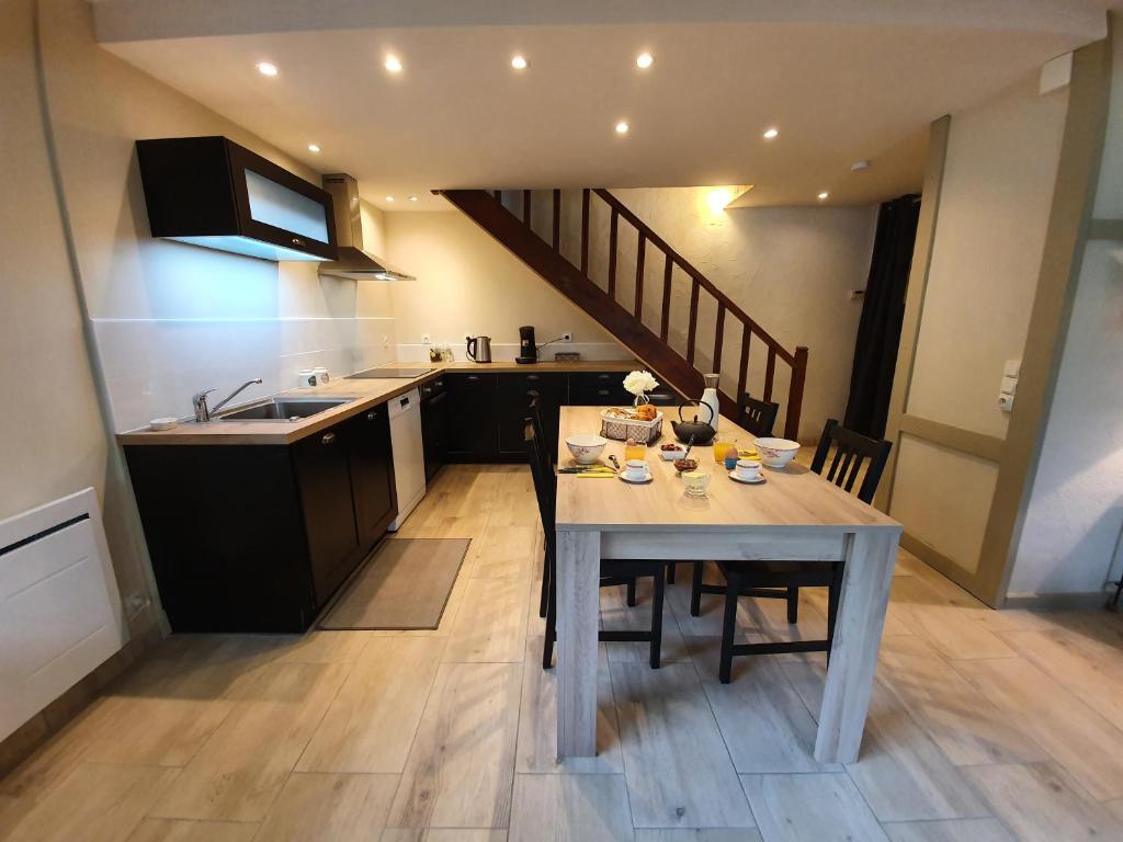 Kuchyň nebo kuchyňský kout v ubytování Gîte confortable avec SPA privé et confort moderne
