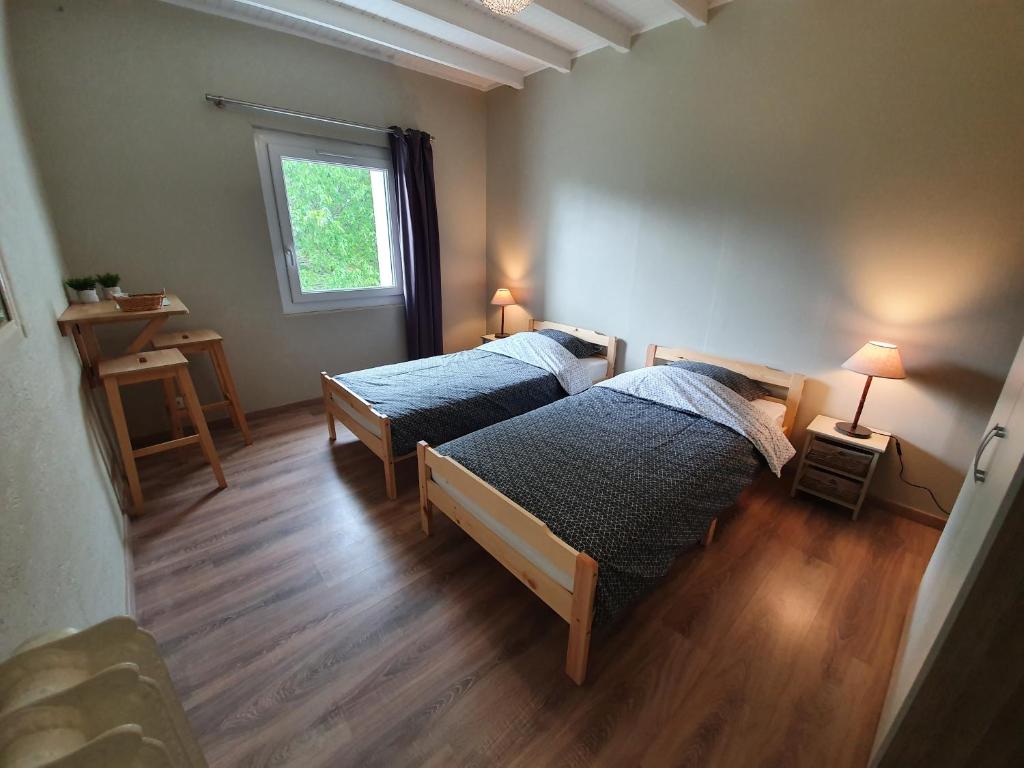 Postel nebo postele na pokoji v ubytování Gîte confortable avec SPA privé et confort moderne